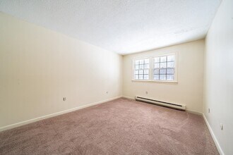 1 Charleston Ave in Londonderry, NH - Building Photo - Building Photo