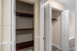 9441 SW 76th St in Miami, FL - Foto de edificio - Building Photo