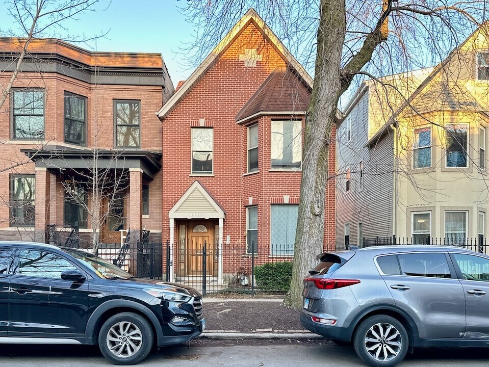 3121 N Hoyne Ave, Unit J02P in Chicago, IL - Foto de edificio