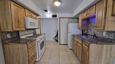 855 Detroit Ave in Youngstown, OH - Building Photo - Building Photo