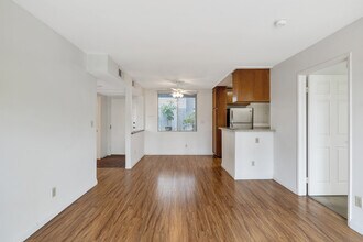 Reeves Street Apartments in Los Angeles, CA - Building Photo - Interior Photo