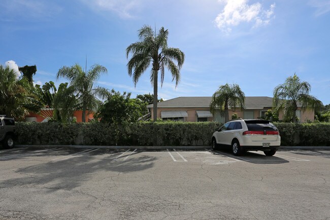 317 Pershing Way in West Palm Beach, FL - Building Photo - Building Photo