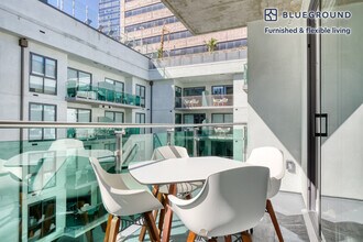 1027 Wilshire Blvd in Los Angeles, CA - Foto de edificio - Building Photo