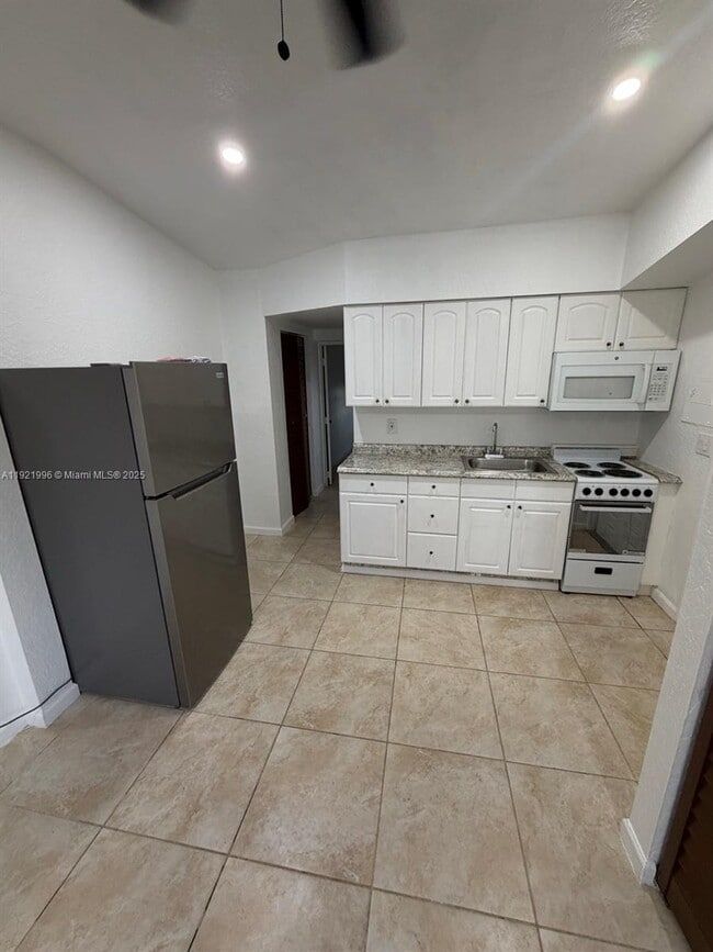 830 SW 6th St in Hallandale Beach, FL - Building Photo - Building Photo