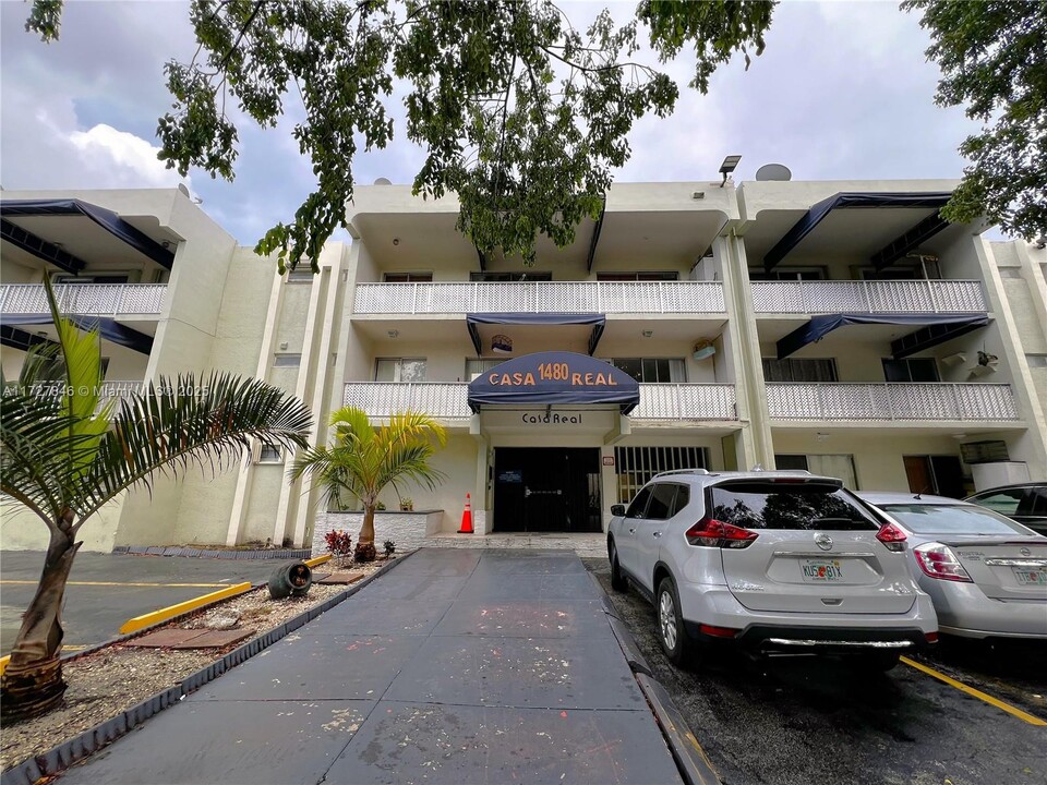 1480 W 46th St in Hialeah, FL - Foto de edificio