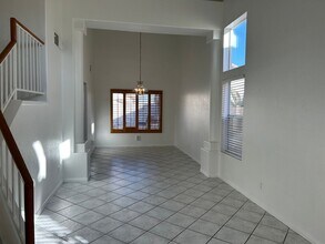 7408 Sunspot Dr in Las Vegas, NV - Foto de edificio - Building Photo