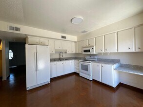 2901 East Roosevelt Street in Phoenix, AZ - Building Photo - Interior Photo