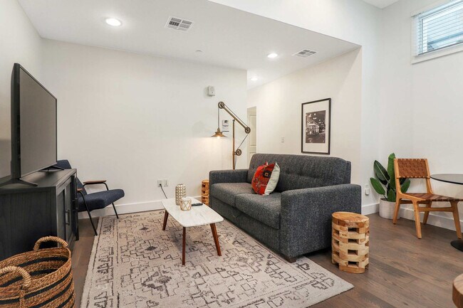 127 Carondelet St