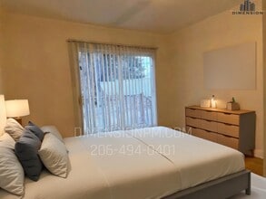 1519 Maple Ln in Kent, WA - Foto de edificio - Building Photo