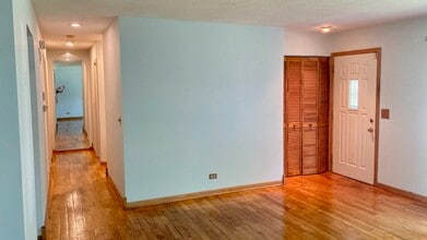460 Dover Dr in Roselle, IL - Building Photo - Building Photo