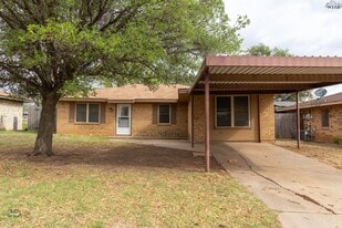 1302 Mockingbird Dr in Iowa Park, TX - Building Photo
