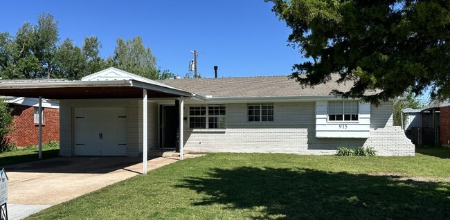 property at 915 W Main St