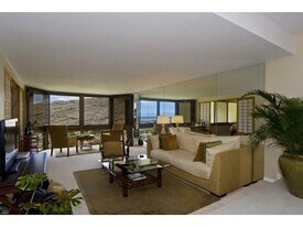 521 Hahaione St in Honolulu, HI - Building Photo