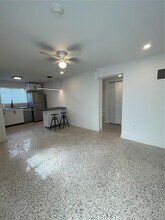 560 NW 1st St-Unit -1 in Miami, FL - Building Photo - Building Photo
