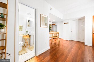 1701 16th St NW, Unit 204 in Washington, DC - Building Photo - Building Photo