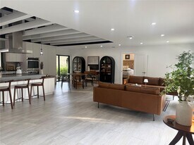 470 Petersburg Tr in Plantation, FL - Building Photo