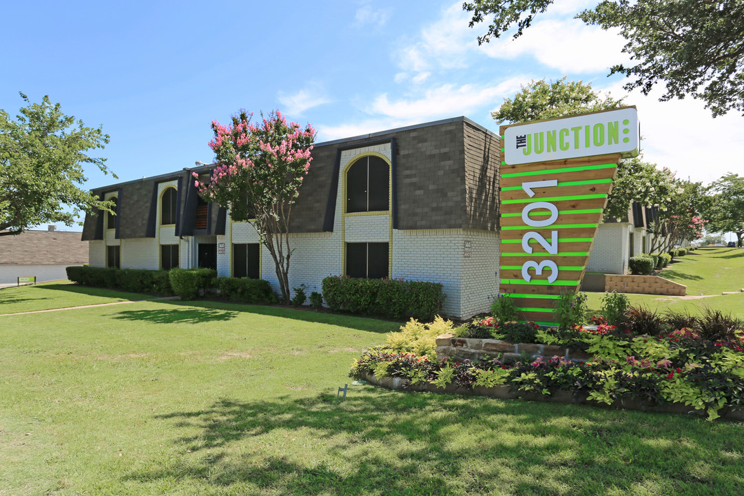 The Junction in Arlington, TX - Building Photo
