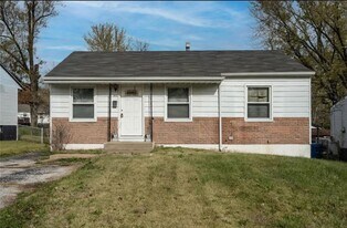 325 Caithness Rd in St. Louis, MO - Building Photo