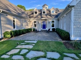 70 S Country Rd in Bellport, NY - Building Photo