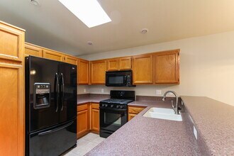 932 Clubview Dr in Henderson, NV - Foto de edificio - Building Photo