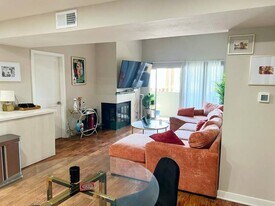 8743 Holloway Dr, Unit 124 in West Hollywood, CA - Building Photo