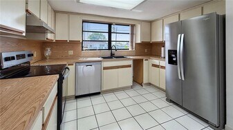 8877 SW 36th St in Miami, FL - Building Photo
