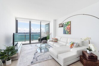 460 NE 28th St, Unit 3105 in Miami, FL - Building Photo - Building Photo