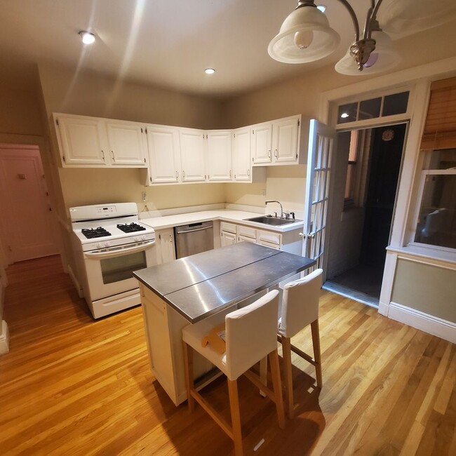 123 Winthrop Rd in Brookline, MA - Building Photo - Building Photo