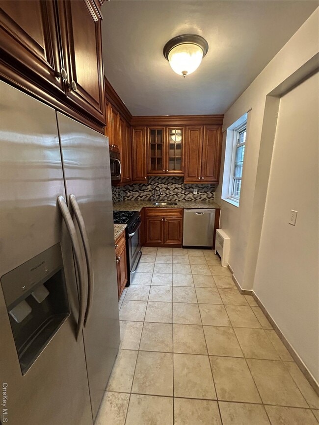 230 Pelham Rd in New Rochelle, NY - Building Photo - Building Photo