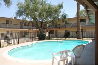 Silver Oaks Apartments in Phoenix, AZ - Foto de edificio - Building Photo