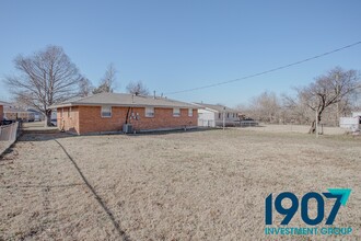 621 SW 1st Pl in Moore, OK - Building Photo - Building Photo