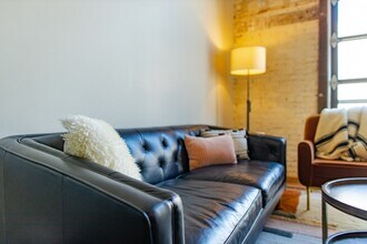 101 E Walnut St in Rogers, AR - Foto de edificio - Building Photo