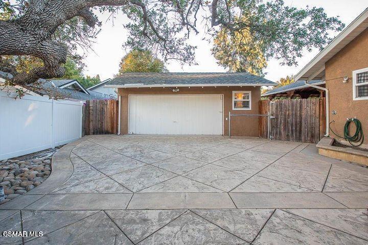1321 E Hillcrest Dr in Thousand Oaks, CA - Building Photo