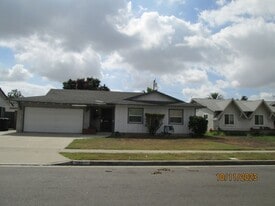 122 W Cliffwood Ave in Anaheim, CA - Building Photo