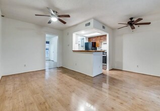 5916 Gaston Ave in Dallas, TX - Foto de edificio - Building Photo