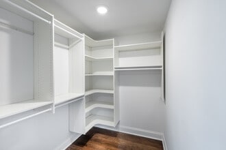 The East Hill: In-Unit Washer & Dryer, Heat, Hot & Cold Water Included, and Cat & Dog Friendly in Tenafly, NJ - Foto de edificio - Interior Photo