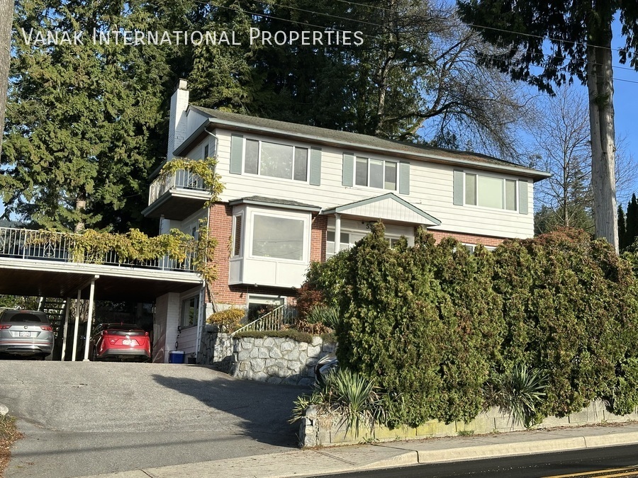 530 29th St E in North Vancouver, BC - Building Photo