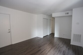 925 W Carmen Ave, Unit E4 in Chicago, IL - Foto de edificio - Building Photo