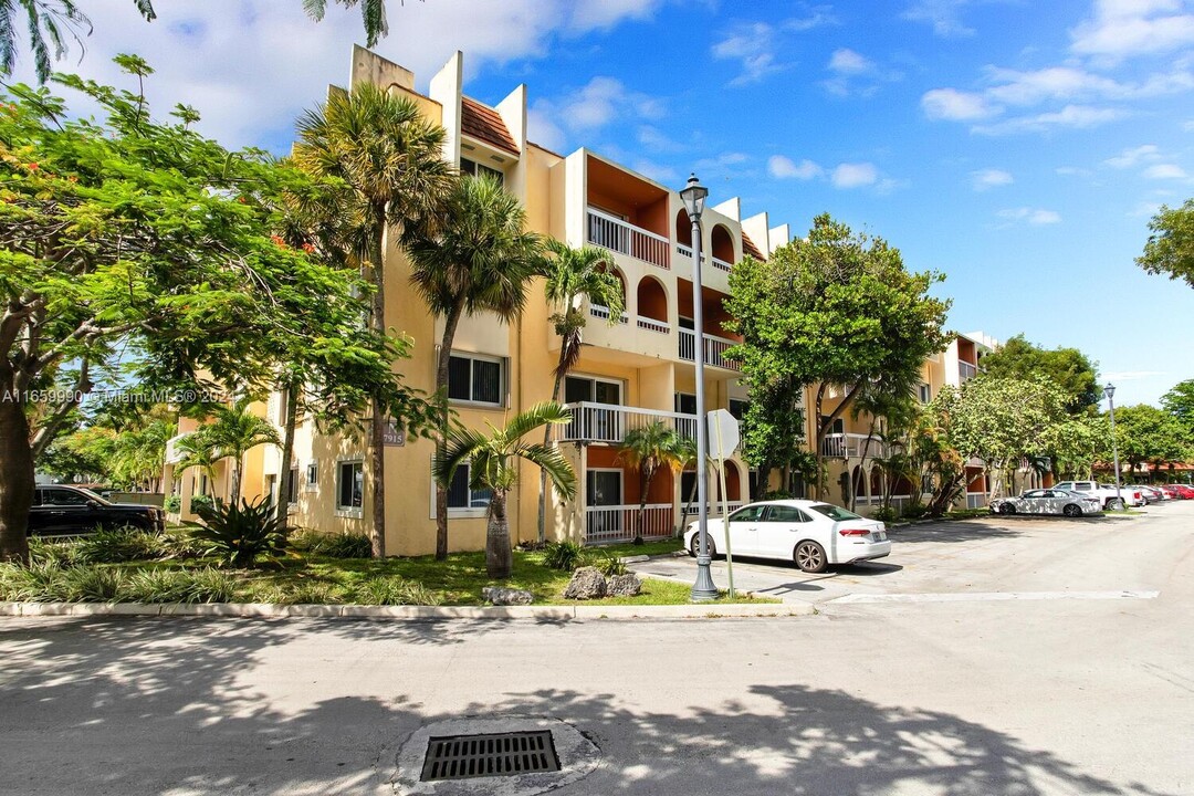 7915 Camino Real in Miami, FL - Building Photo