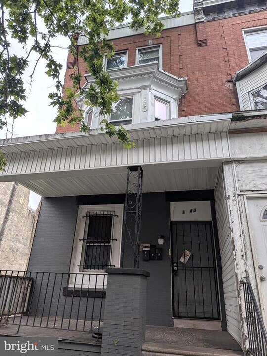 1343 W Pike St in Philadelphia, PA - Building Photo