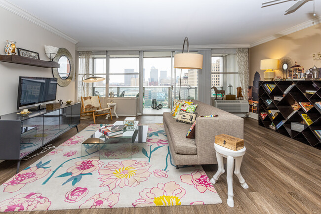 800 Towers Apartments in Louisville, KY - Building Photo - Interior Photo