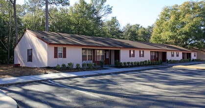 Village Oaks Apartments II in Live Oak, FL - Building Photo - Building Photo