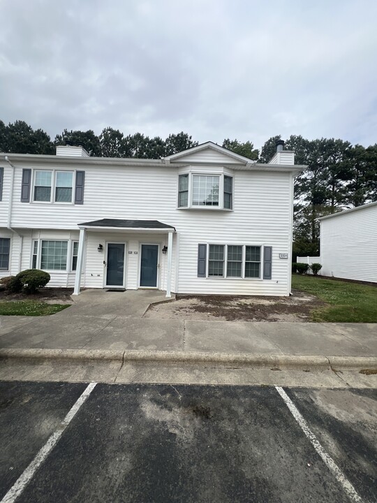3804 Sterling Pointe Dr in Winterville, NC - Building Photo
