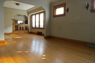 1962 S 92nd St, Unit Lower in West Allis, WI - Foto de edificio - Building Photo