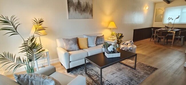 2704 W Century Blvd in Inglewood, CA - Building Photo - Building Photo