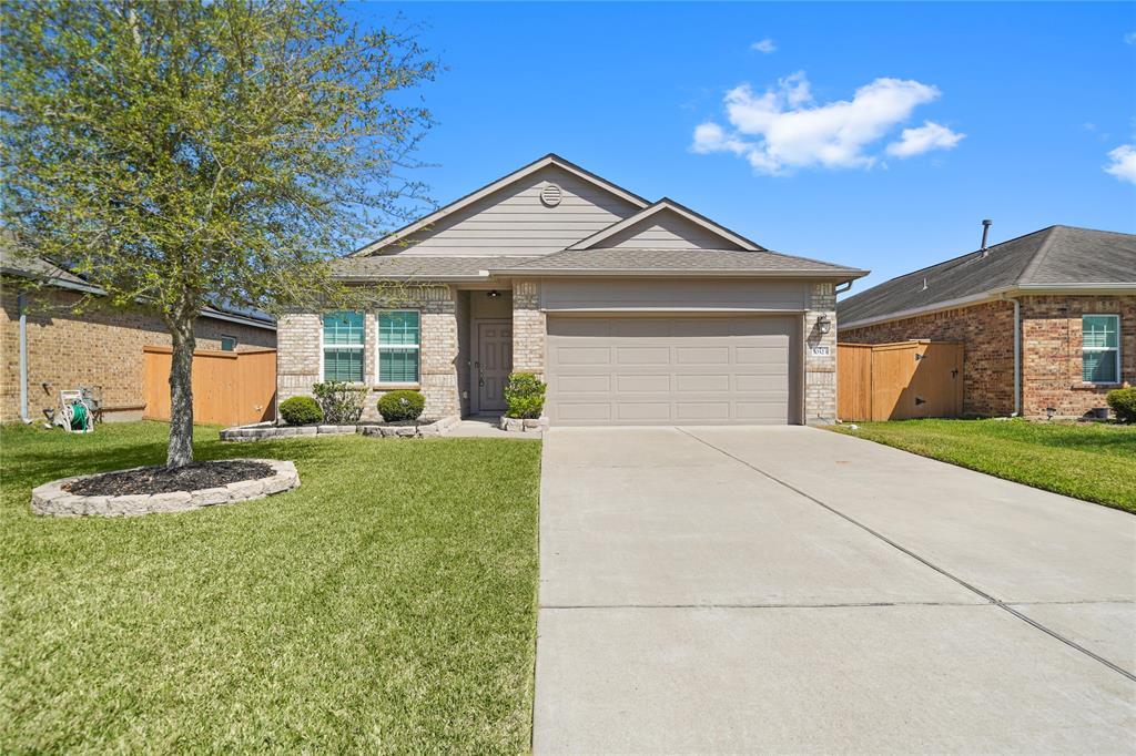 10323 Matterhorn Dr in Rosharon, TX - Building Photo