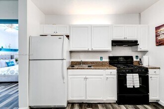 1629 Johnson St in Hollywood, FL - Foto de edificio - Building Photo