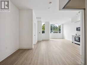 2075 King Rd in King City, ON - Building Photo - Building Photo