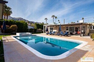 477 E Vía Colusa in Palm Springs, CA - Building Photo