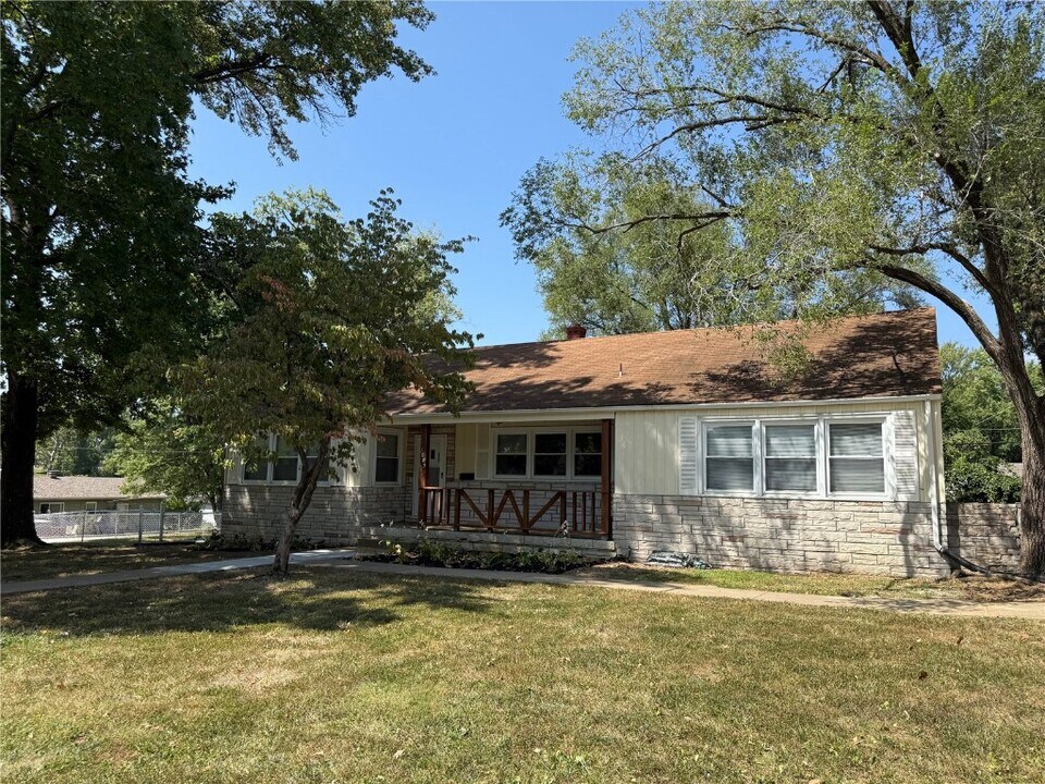 1005 Hawthorn Ave in St. Charles, MO - Building Photo